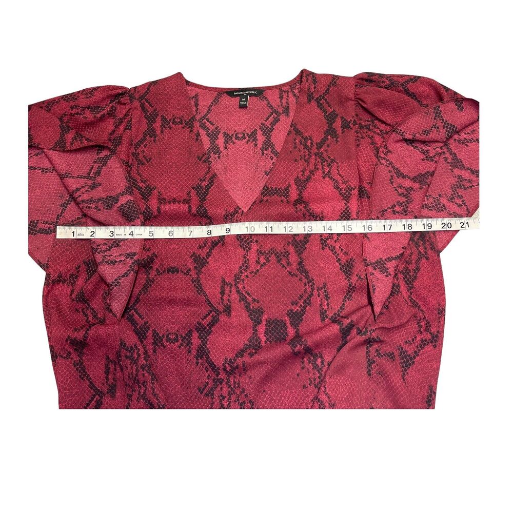 Banana Republic Blouse Top Women's Medium Red Snakeskin Dolman Sleeve Pullover - Picture 3 of 6